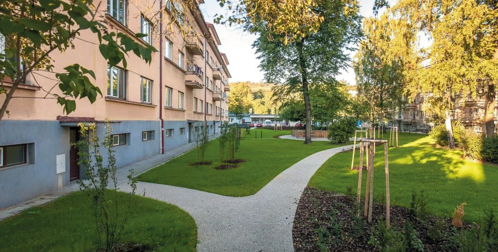 Varianta A: Vnitrobloky klidnější, se stromy, trávou a cestami