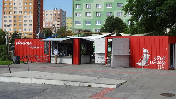 Varianta A: občanskou vybaveností (např. v podobě kontejnerové kavárny/cukrárny/antikvariátu)